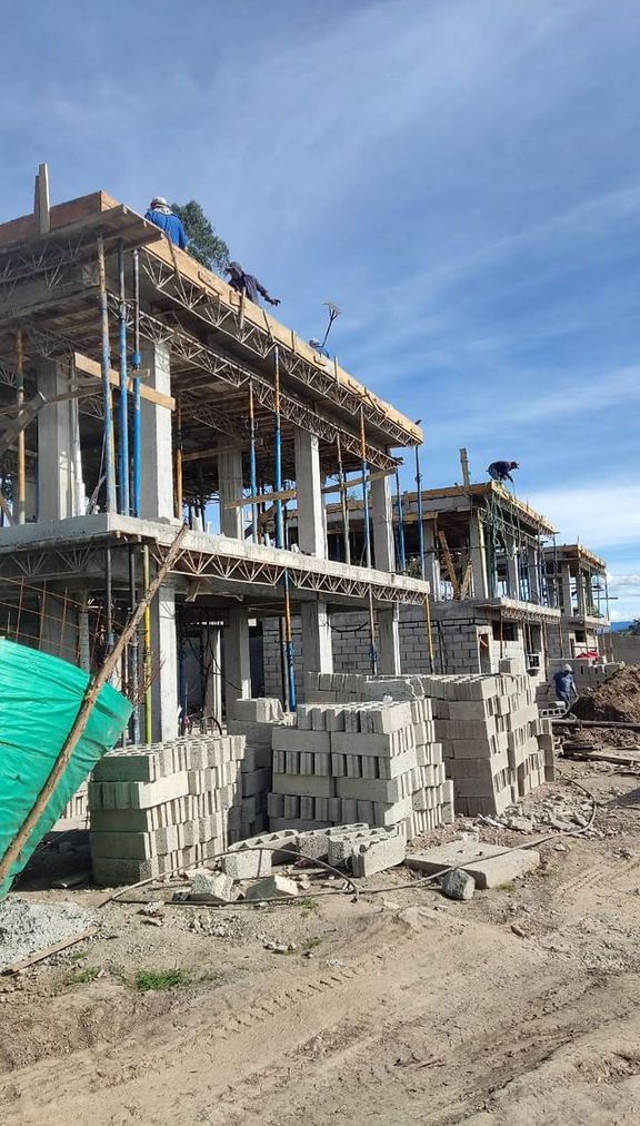 Avance de obra de un desarrollo habitacional de BRAVA GLOBAL, estructura y cimbra en proceso