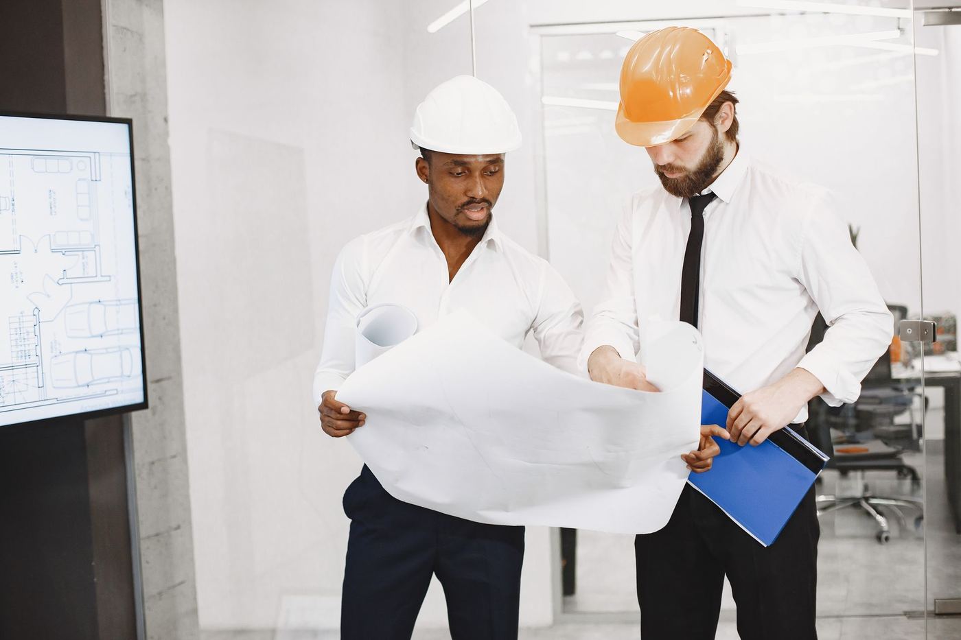 Equipo técnico revisando planos de un desarrollo urbano