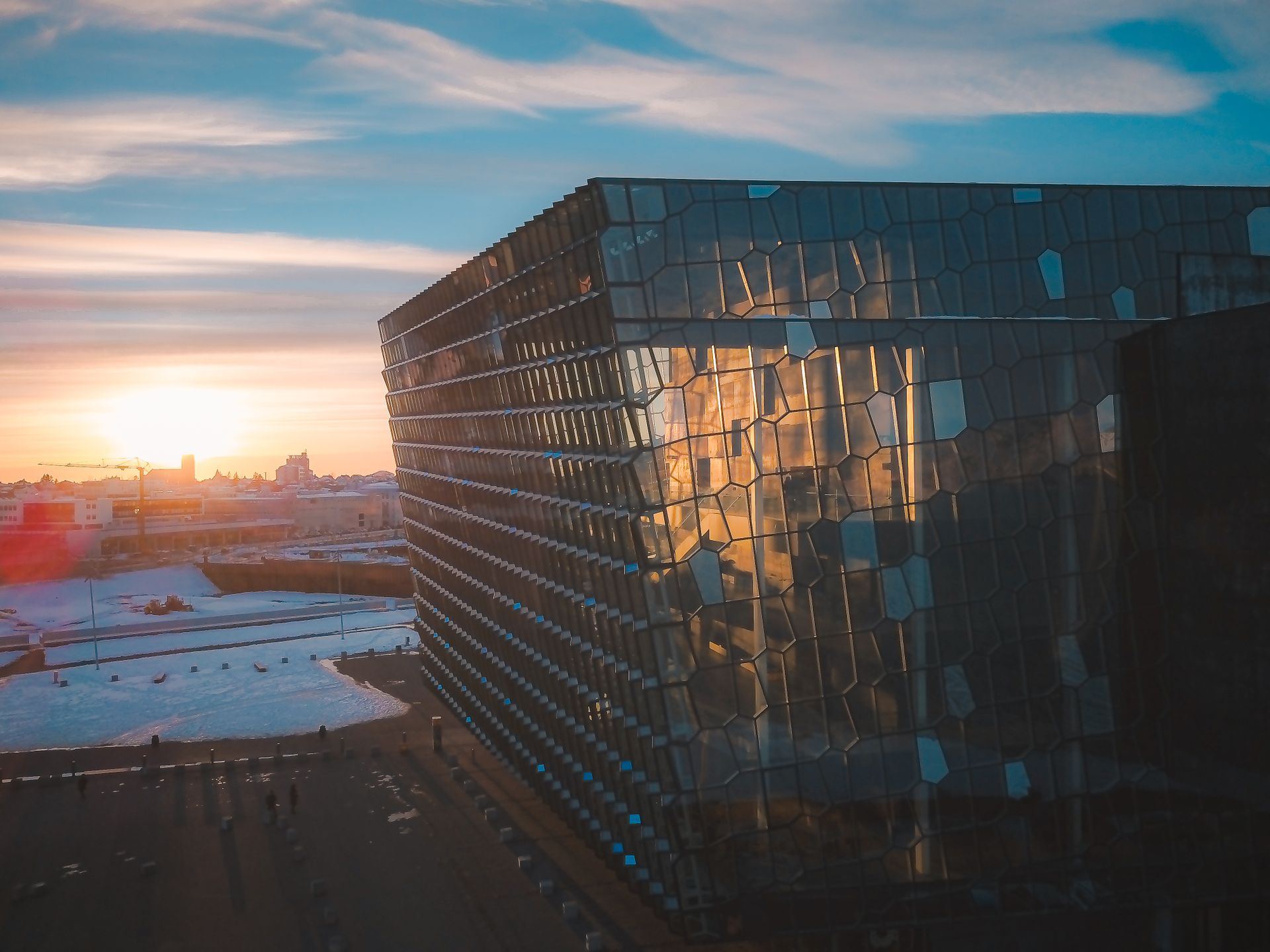 Fachada de arquitectura contemporánea al atardecer