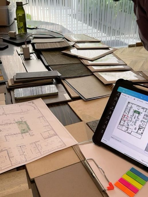 Muestrario de materiales y acabados para proyectos de construcción
