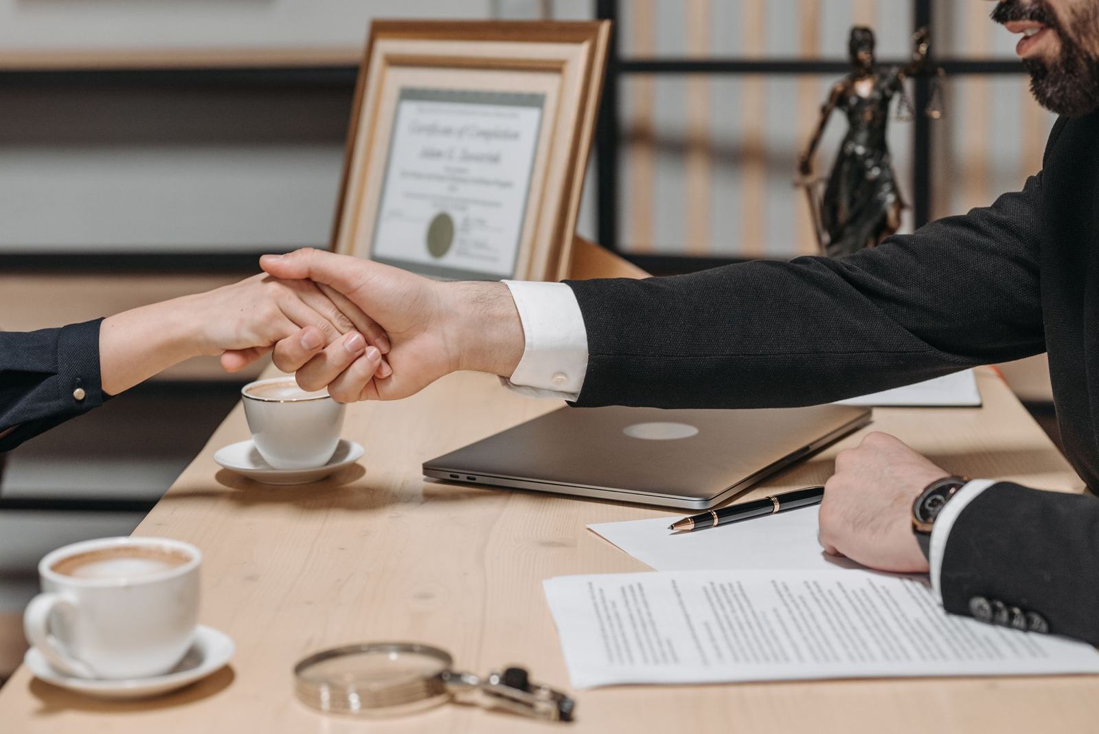 Firma de contrato entre representantes de BRAVA GLOBAL y un cliente