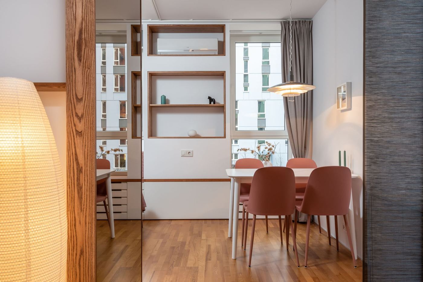 Espacio interior contemporáneo con luz natural