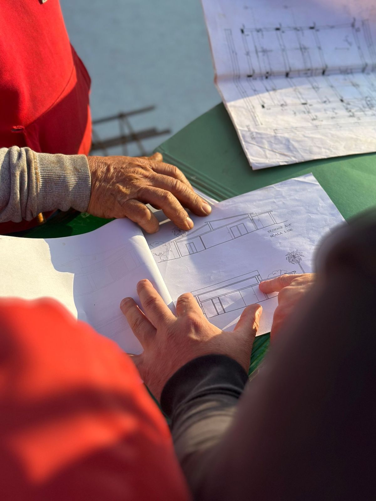 Supervisores revisando planos de obra civil en sitio