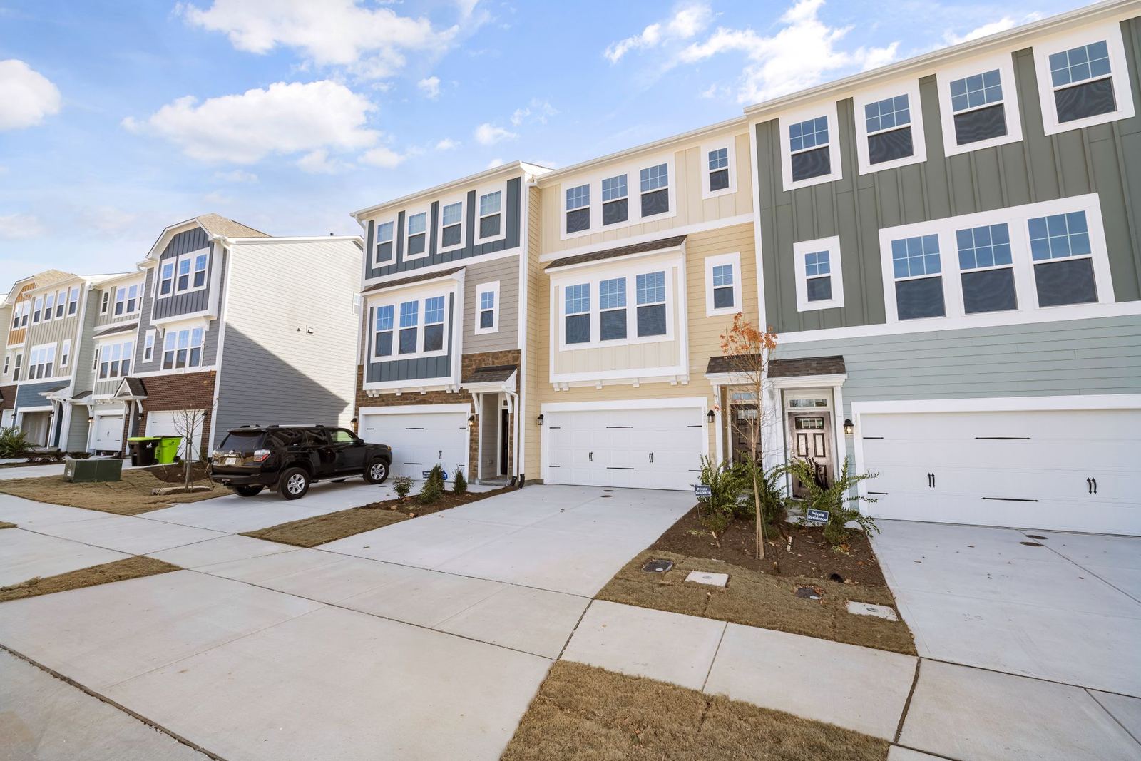 Fachadas de vivienda terminadas tras un proceso de construcción y remodelación